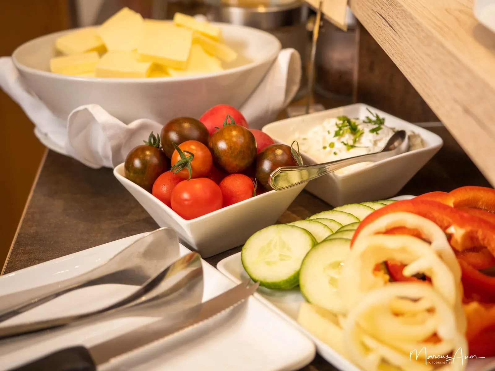 Frühstücksbuffet mit Käse, frischem Gemüse und Aufschnitt