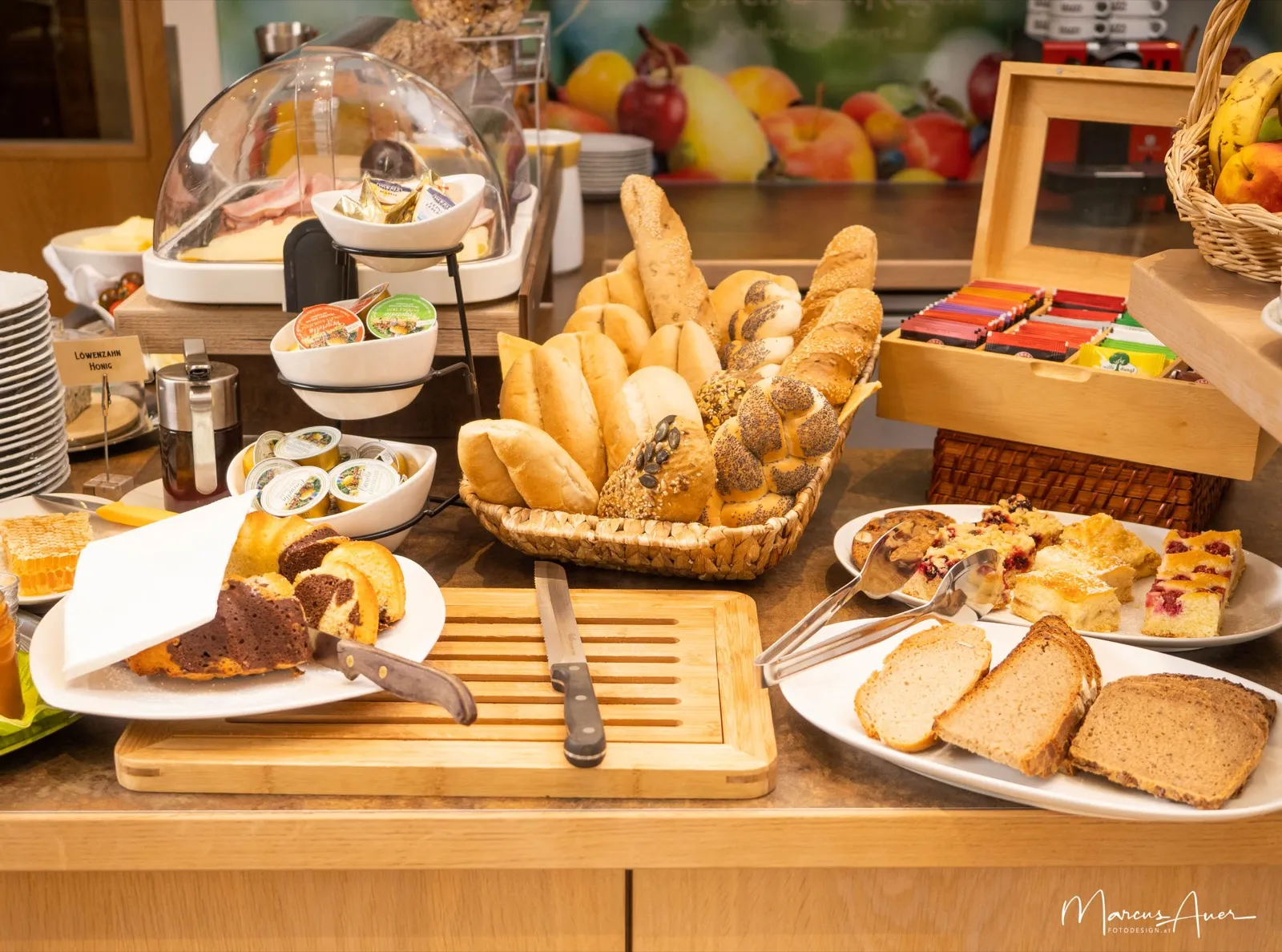 Reichhaltiges Frühstücksbuffet mit frischem Brot und Gebäck