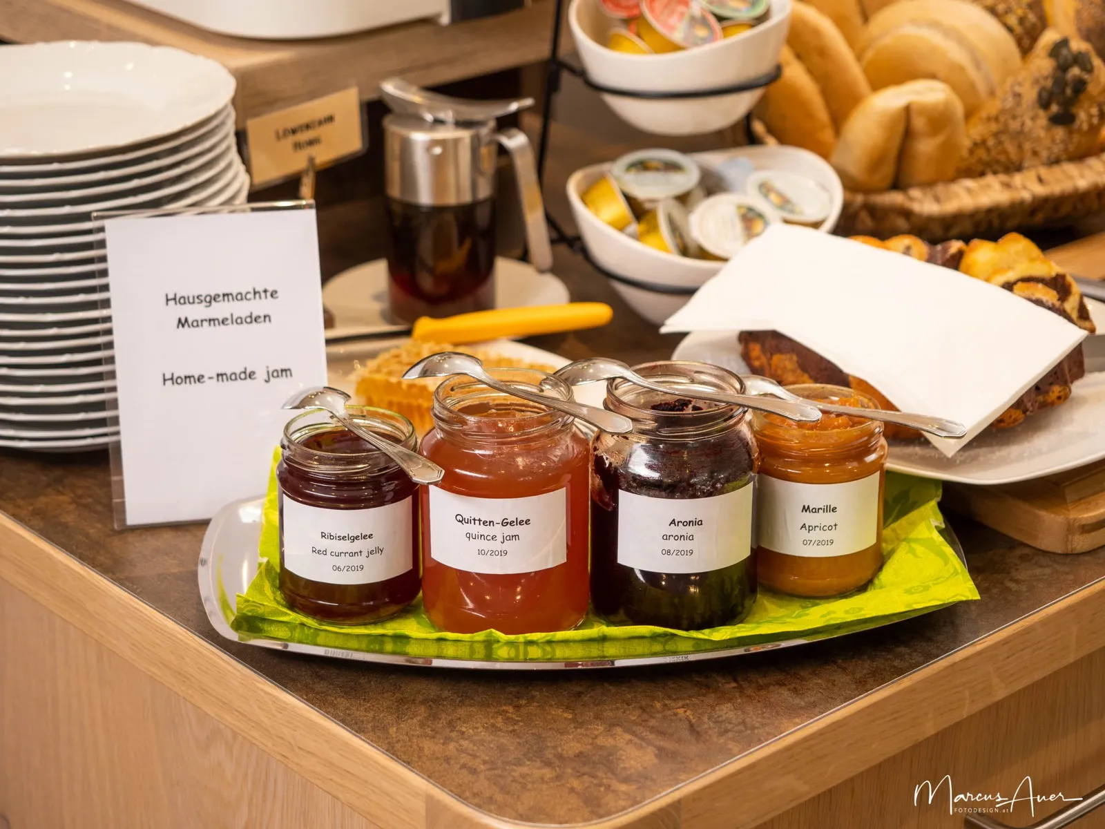 Hausgemachte Marmeladen und Honig am Frühstücksbuffet