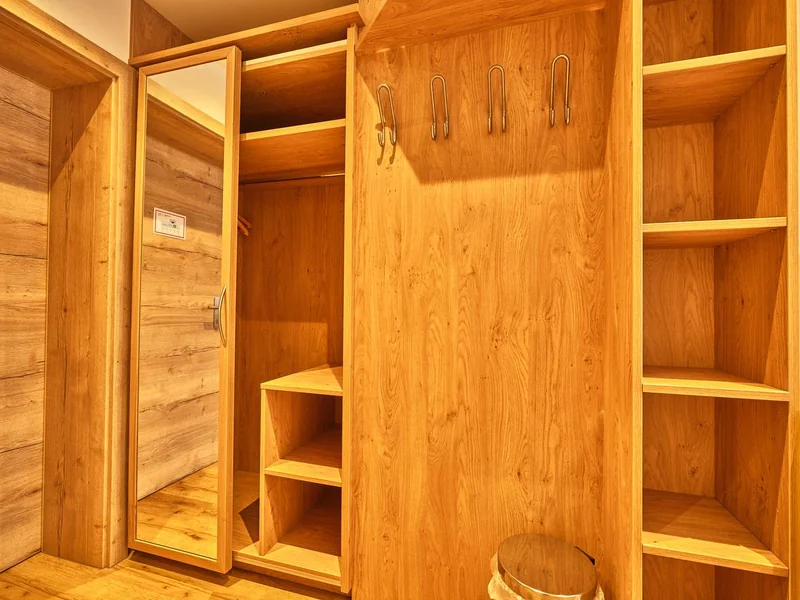 Einzelzimmer — Schrank und Garderobe